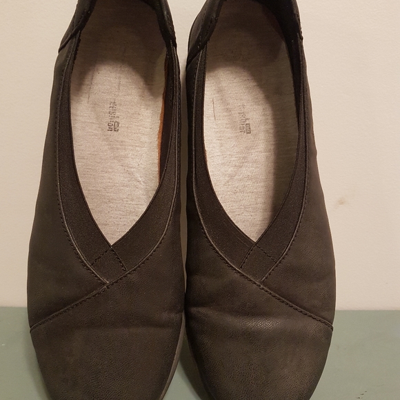 Clarks slip on shoe - Picture 3 of 4